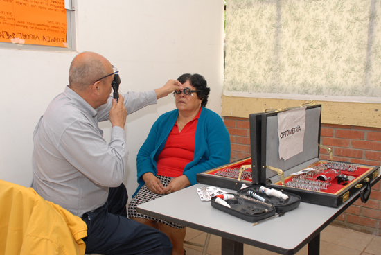 BENEFICIA D.I.F. A MÁS DE 300 FAMILIAS CON LENTES A BAJO COSTO 