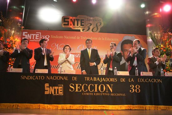 Entrega Elba Esther Gordillo, a nombre de la Sección 38 del SNTE, reconocimiento a Humberto Moreira