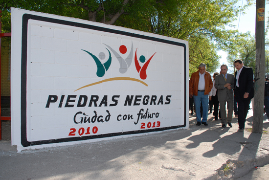 INAUGURA ALCALDE BARDA PERIMETRAL  DE LA ESCUELA MODELO 