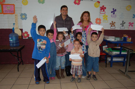 Entrega Antonio Nerio Becas Padrino en Jardín de Niños de las Torres  