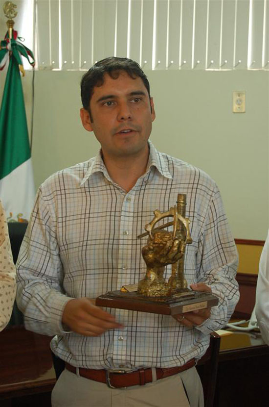 Entrega CANACO reconocimiento a Antonio Nerio Maltos 