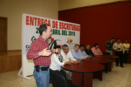 Entregan Alberto Aguirre y Director de CERTTURC escrituras en Acuña 