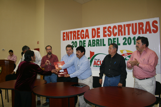 Entregan Alberto Aguirre y Director de CERTTURC escrituras en Acuña 