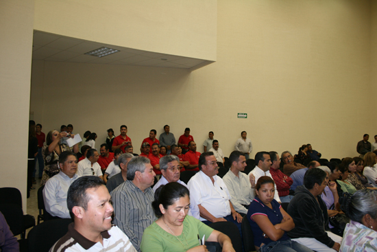 Entregan Alberto Aguirre y Director de CERTTURC escrituras en Acuña 