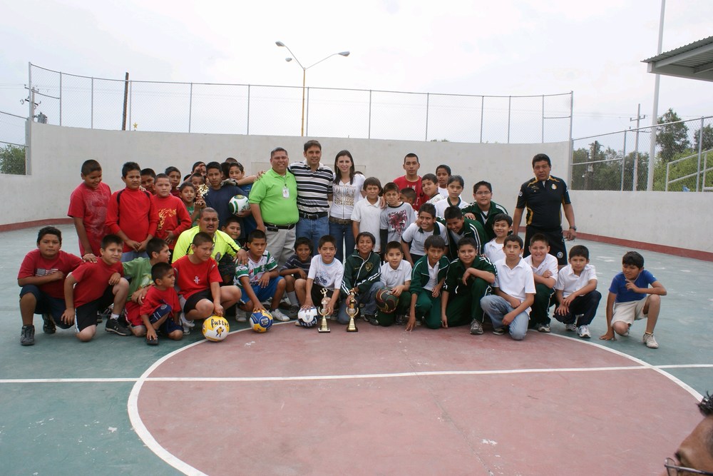 Inaugura Antonio Nerio Maltos y Anateresa Villaseñor de Nerio  torneo infantil de fútbol rápido 