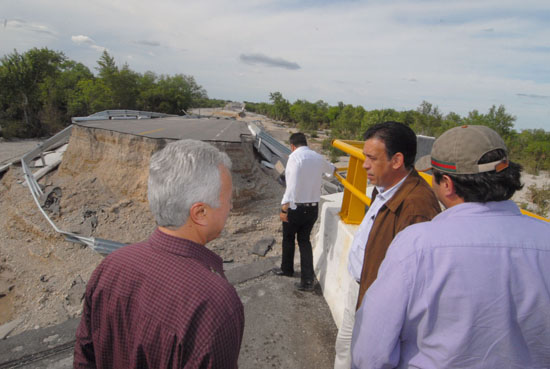  OFRECE EL GOBERNADOR HUMBERTO MOREIRA REPARACIÓN DEL PUENTE SOBRE EL RÍO SAN RODRIGO 