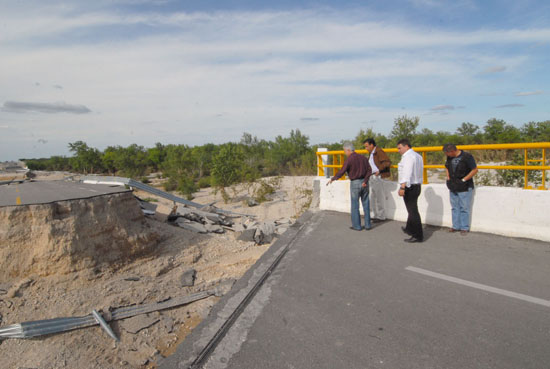  OFRECE EL GOBERNADOR HUMBERTO MOREIRA REPARACIÓN DEL PUENTE SOBRE EL RÍO SAN RODRIGO 