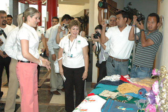 ENTREGA LA SEÑORA VANESSA DE MOREIRA ESTÍMULOS A CAPACITADORAS VOLUNTARIAS DE LA REGIÓN CENTRO