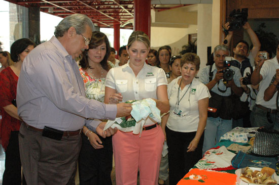 ENTREGA LA SEÑORA VANESSA DE MOREIRA ESTÍMULOS A CAPACITADORAS VOLUNTARIAS DE LA REGIÓN CENTRO