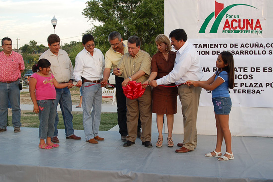 INAUGURA EL ALCALDE DE ACUÑA REHABILITACIÓN DE PLAZA PÚBLICA  