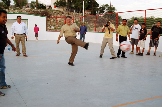 INAUGURA EL ALCALDE DE ACUÑA REHABILITACIÓN DE PLAZA PÚBLICA  