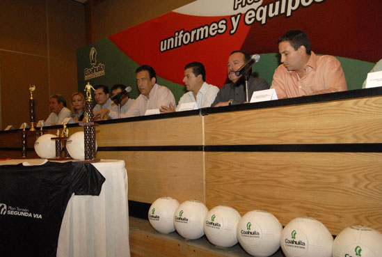 PRESENTA EL GOBERNADOR HUMBERTO MOREIRA EL PROGRAMA DE UNIFORMES Y EQUIPOS DEPORTIVOS 