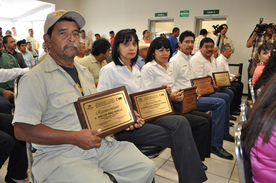 RECONOCE PRESIDENTE MUNICIPAL ANTIGÜEDAD Y DESEMPEÑO DE TRABAJADORES DE SIMAS 