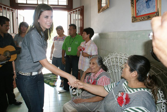 Visita Anateresa a madrecitas del Asilo de Ancianos