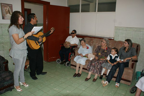 Visita Anateresa a madrecitas del Asilo de Ancianos