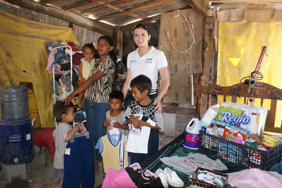 Entrega Anateresa apoyos a familia que pasa por difícil situación. 