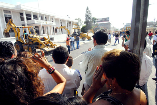 INICIA EL GOBERNADOR HUMBERTO MOREIRA LA DEMOLICIÓN DEL EDIFICIO DE LA PRESIDENCIA MUNICIPAL DE TORREÓN 