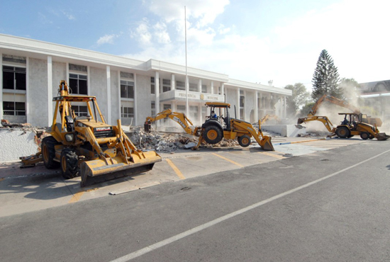 INICIA EL GOBERNADOR HUMBERTO MOREIRA LA DEMOLICIÓN DEL EDIFICIO DE LA PRESIDENCIA MUNICIPAL DE TORREÓN 