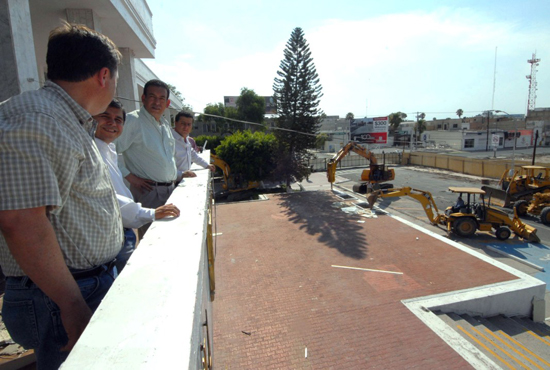 INICIA EL GOBERNADOR HUMBERTO MOREIRA LA DEMOLICIÓN DEL EDIFICIO DE LA PRESIDENCIA MUNICIPAL DE TORREÓN 