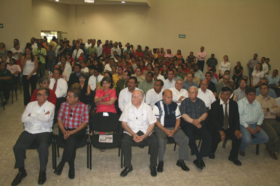 Presenta el diputado federal Francisco Saracho informe legislativo en Acuña 