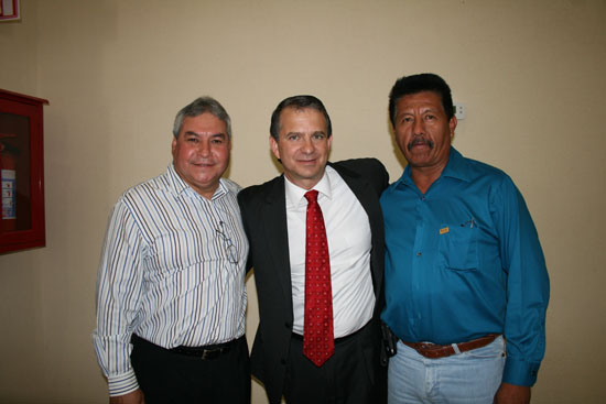 Presenta el diputado federal Francisco Saracho informe legislativo en Acuña 