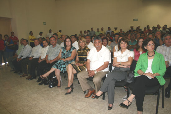 Presenta el diputado federal Francisco Saracho informe legislativo en Acuña 