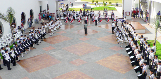 PRESENTARON DEMOSTRACIÓN DE BANDAS DE GUERRA DE ESCUELAS 