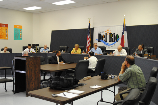 Ratifica Concilio a Robert Fernández como nuevo Mayor de la ciudad de Del Río, Texas 