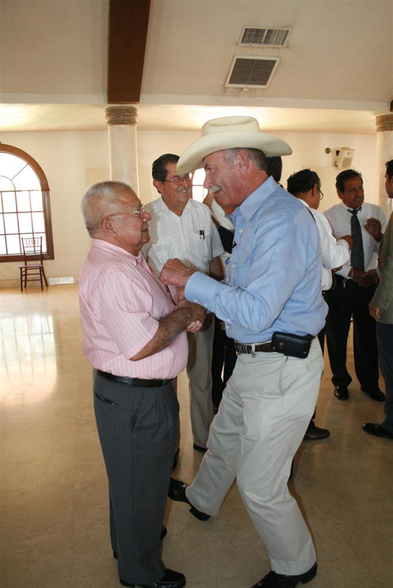 Reconoce Antonio Nerio trayectoria de Chad Foster 