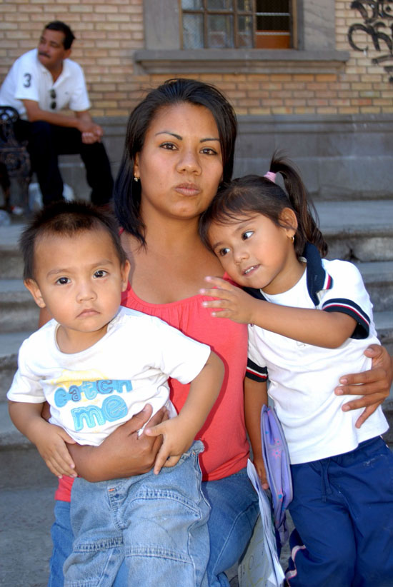 RECONOCEN PADRES DE FAMILIA EL PROGRAMA DE ZAPATOS DE LA GENTE 