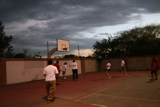 SUCUMBRE SABINAS ANTE AGUERRIDO EQUIPO DE BASQUETBOL DEL AYUNTAMIENTO DE SAN JUAN DE SABINAS. 