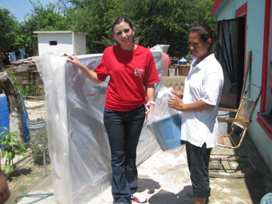 Continua  Anateresa entregando los apoyos en las colonias 