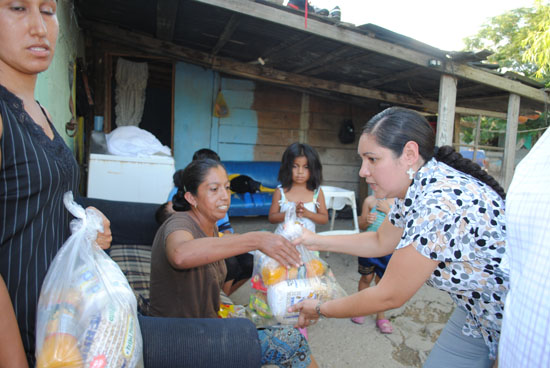 Del Rio Bank and Trust dona 650 despensas para damnificados de Acuña 