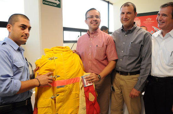 Entrega Littelfuse equipo de protección personal a bomberos de Piedras Negras 