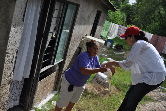 ENTREGA PRESIDENTA DEL DIF MUNICIPAL DESPENSAS  