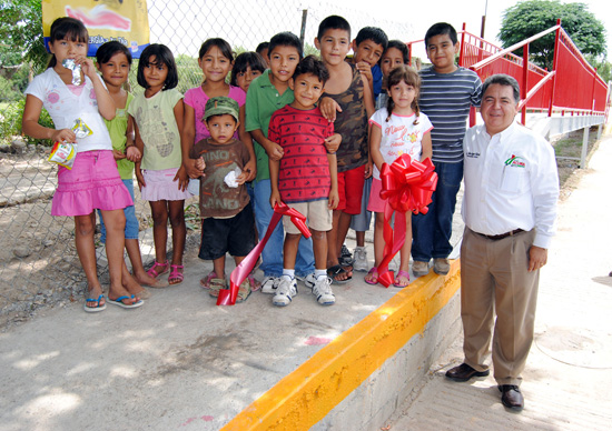 Inaugura el alcalde Alberto Aguirre puente peatonal 