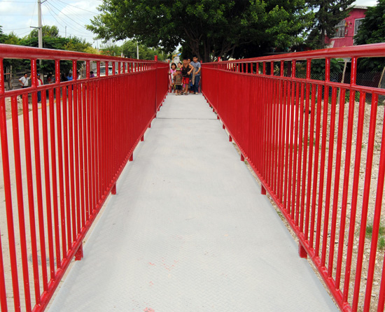 Inaugura el alcalde Alberto Aguirre puente peatonal 