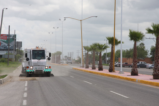 MEGABARREDORA DONADA POR EL GOBIERNO DEL ESTADO AVANZA EN LA LIMPIEZA  