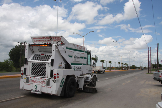 MEGABARREDORA DONADA POR EL GOBIERNO DEL ESTADO AVANZA EN LA LIMPIEZA  