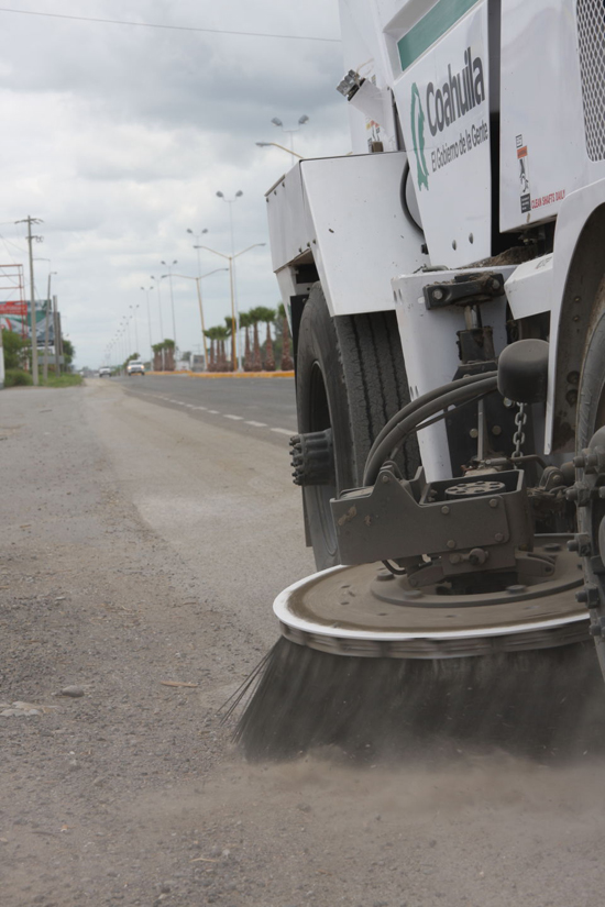 MEGABARREDORA DONADA POR EL GOBIERNO DEL ESTADO AVANZA EN LA LIMPIEZA  