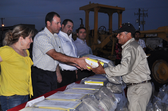 Reconoce alcalde labor de personal sindicalizado de Obras Públicas 