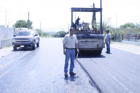 Supervisa Antonio Nerio recarpeteo de calle Futura 