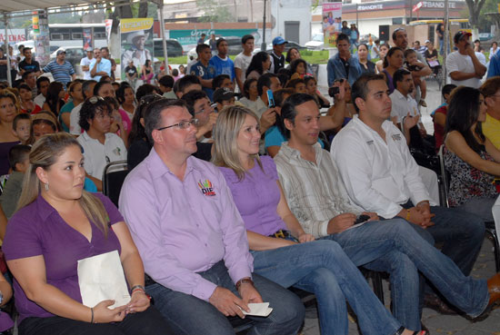 Asiste la señora Vanessa de Moreira a etapa municipal del concurso “Pégale al Baile Infantil y Juvenil” en Saltillo