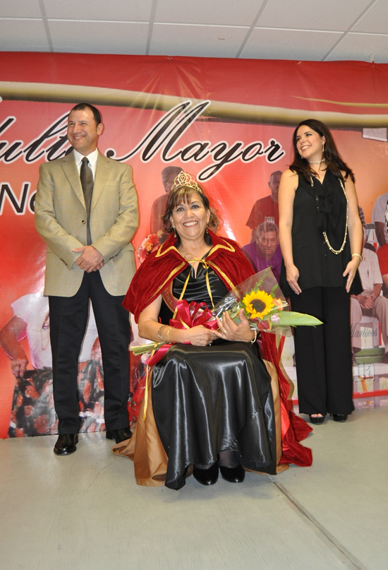 Coronan a Reina de Adultos Mayores de Piedras Negras 