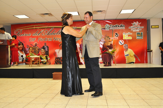 Coronan a Reina de Adultos Mayores de Piedras Negras 