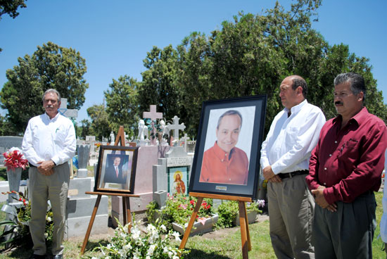 Rubén Moreira, Noé Garza, José Luis Flores Mendez y Manuel Alanís realizan guardia en honor de José Manuel Maldonado