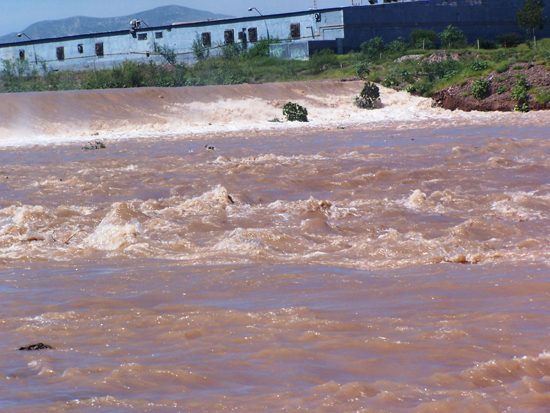 LLEGA EL AGUA AL LECHO SECO DEL RÍO NAZAS EN TORREÓN 