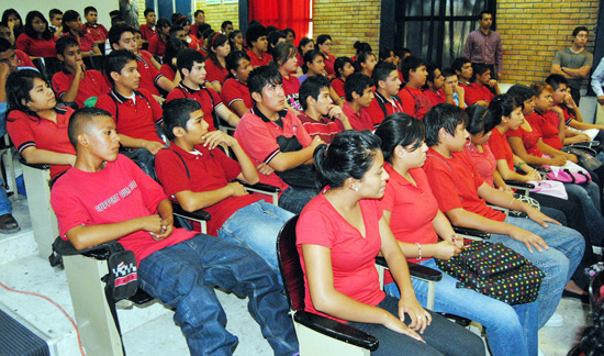  LLEVAN CONFERENCIA A ESTUDIANTES EN EL MARCO DEL DÍA DE LA JUVENTUD   