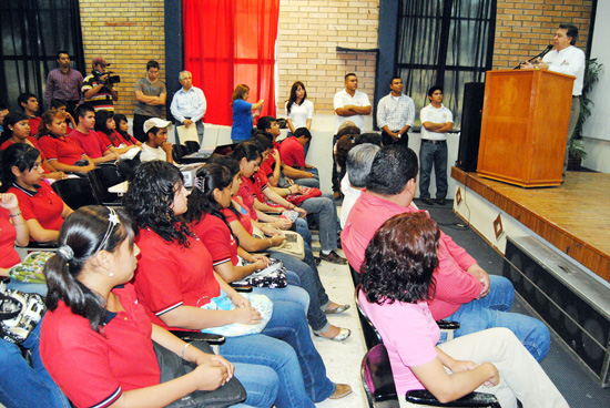  LLEVAN CONFERENCIA A ESTUDIANTES EN EL MARCO DEL DÍA DE LA JUVENTUD   