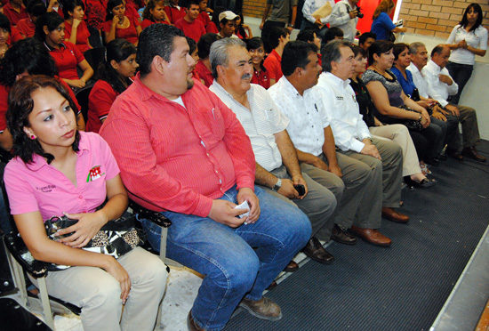  LLEVAN CONFERENCIA A ESTUDIANTES EN EL MARCO DEL DÍA DE LA JUVENTUD   